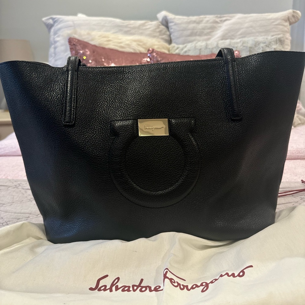 Salvatore Ferragamo Women’s Black Grain Leather Large Gancio City Tote Bag - Picture 2 of 5